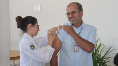 Colaboradores da Emdec atualizando carteiras de vacinação durante 33ª Sipat