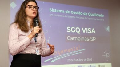 A diretora do Devisa, Gláucia Margoto falando durante o evento