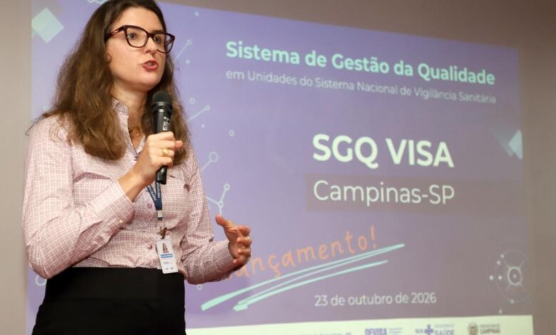 A diretora do Devisa, Gláucia Margoto falando durante o evento