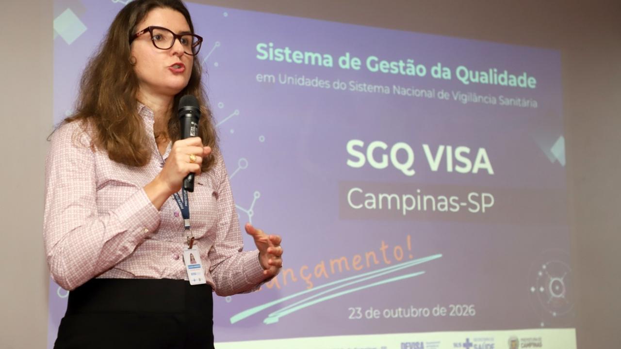 A diretora do Devisa, Gláucia Margoto falando durante o evento