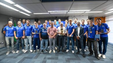 Prefeito Dário Saadi entrega brasão da cidade ao assistente técnico Léo Carvalho durante recepção do Vôlei Renata