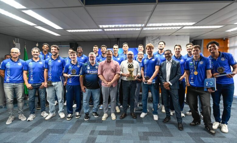 Prefeito Dário Saadi entrega brasão da cidade ao assistente técnico Léo Carvalho durante recepção do Vôlei Renata
