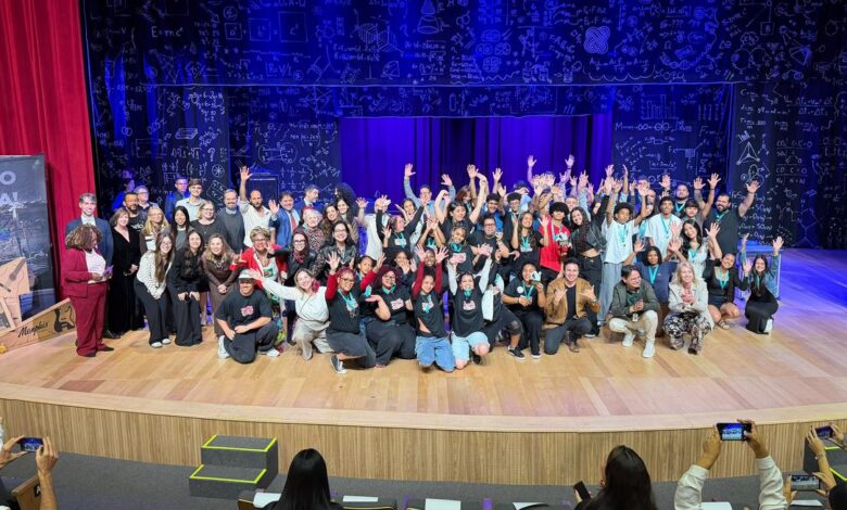 Alunos participantes durante a premiação do concurso Vozes pela Igualdade