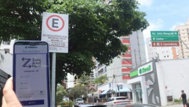 Placas da Zona Azul com QR Code para pagamento na rua Coronel Quirino