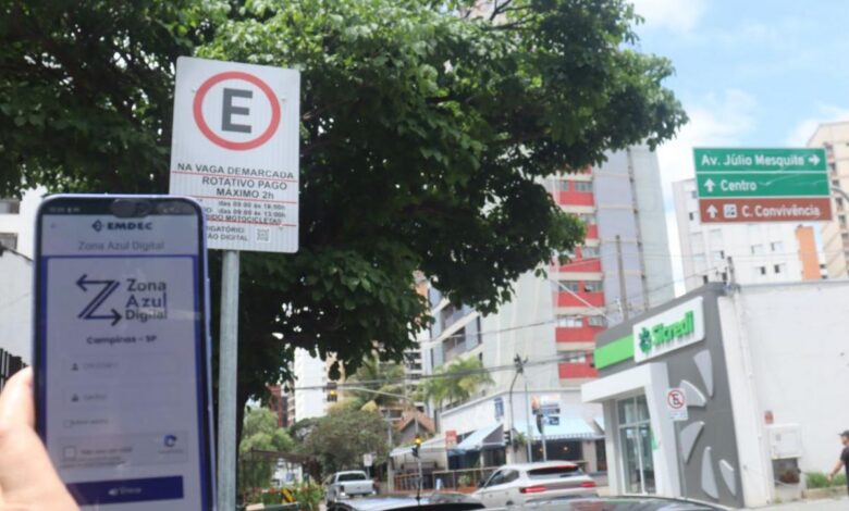 Placas da Zona Azul com QR Code para pagamento na rua Coronel Quirino