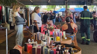 Atividades no Mercado de Flores com spa facial, apresentação de saxofonista e participação do Grupo Rosa e Amor