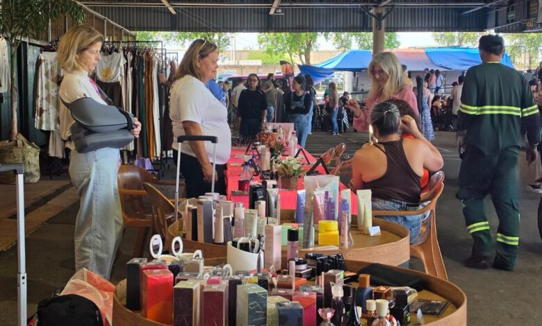 Atividades no Mercado de Flores com spa facial, apresentação de saxofonista e participação do Grupo Rosa e Amor