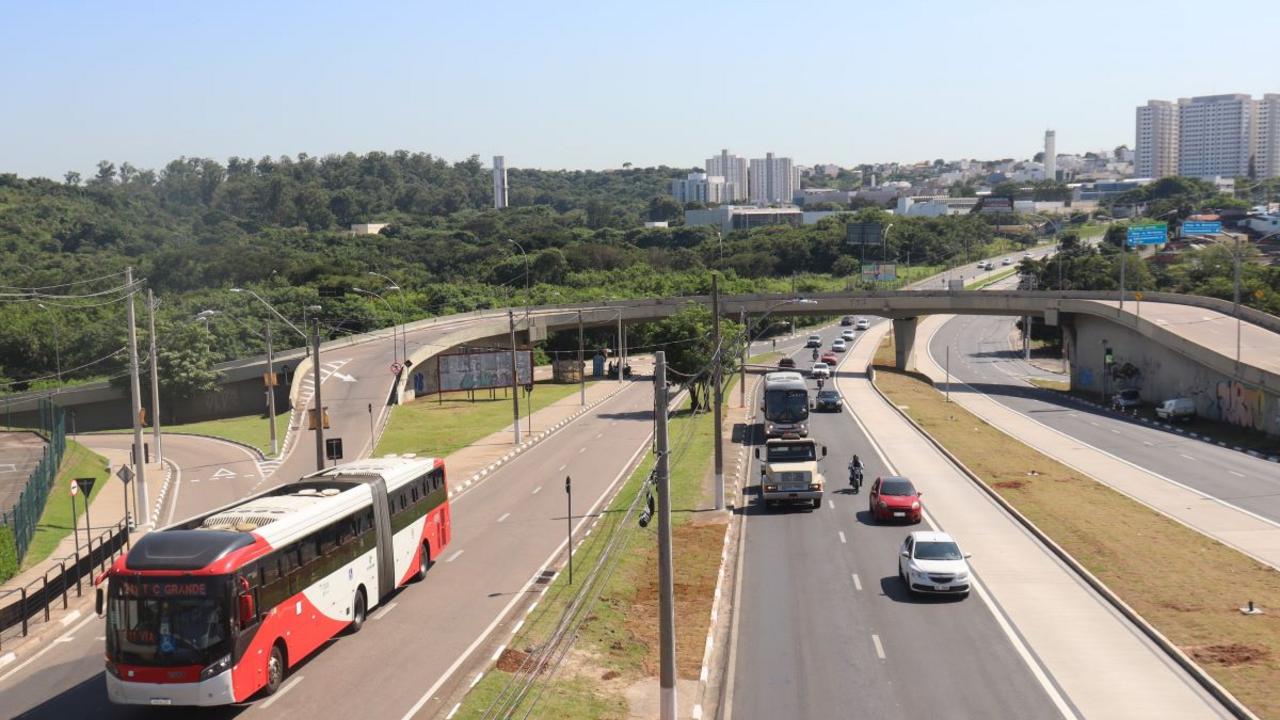 Equipamentos de controle de velocidade e proteção a pedestres na avenida JBD e Ruy Rodriguez