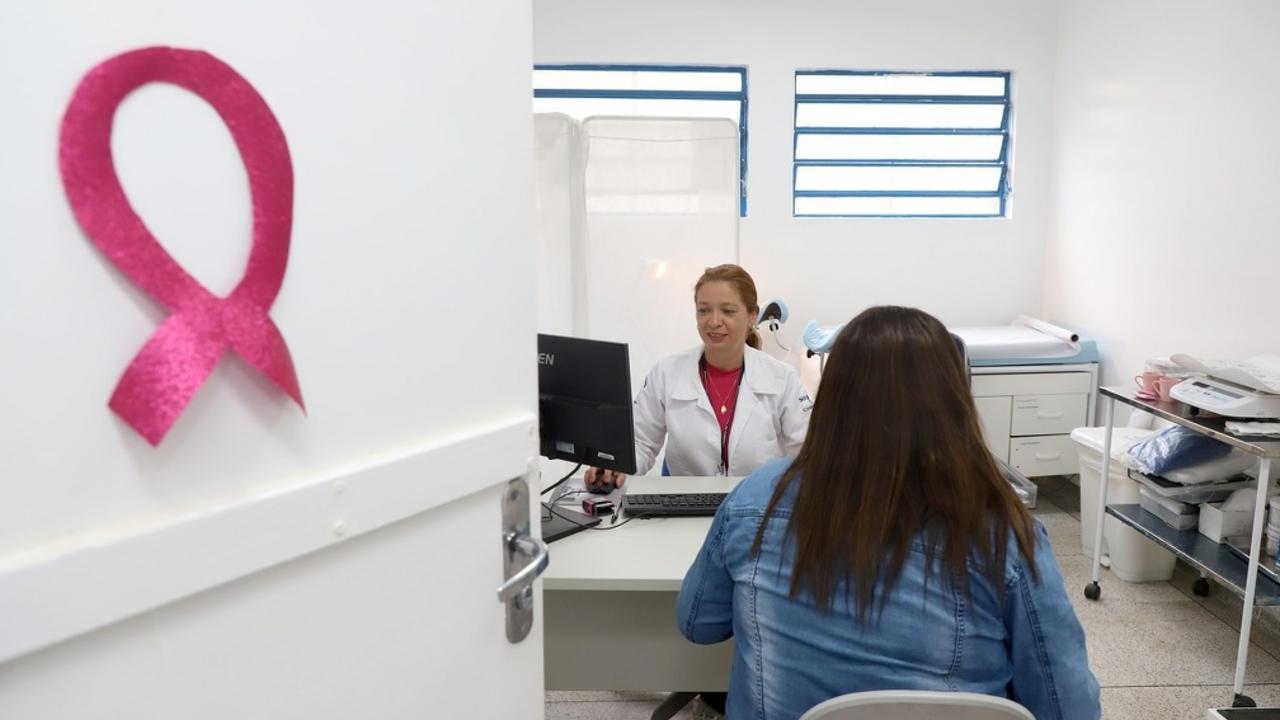 atividades e terapias como acupuntura, sessão de maquiagem e spa dos pés para o bem-estar das pacientes