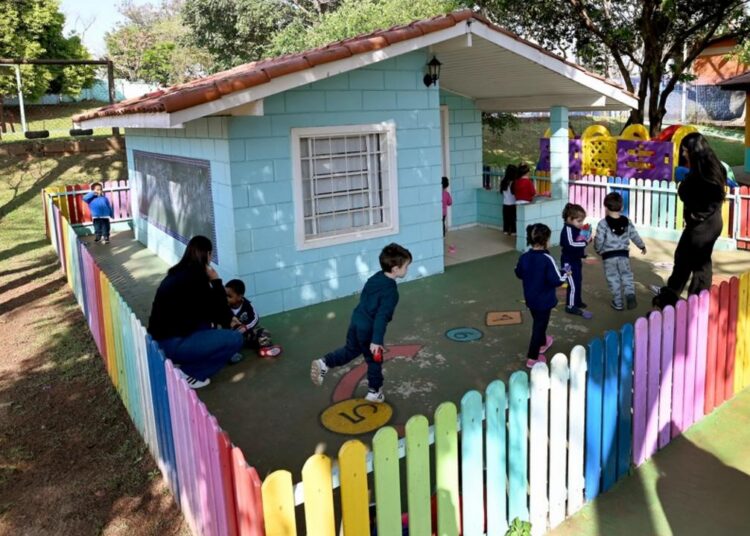 Crianças durante atividades no centro de educação infantil