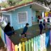 Crianças durante atividades no centro de educação infantil