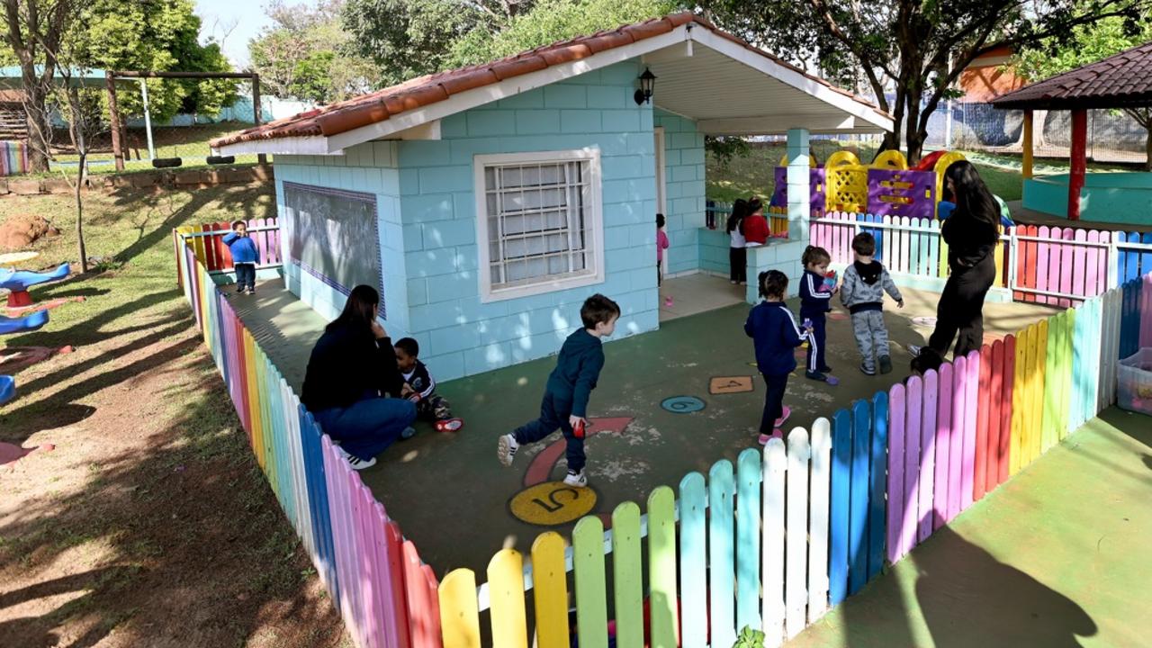 Crianças durante atividades no centro de educação infantil