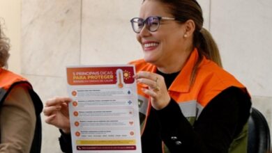 Secretária de Assistência Social apresenta folheto com instruções para calor intenso