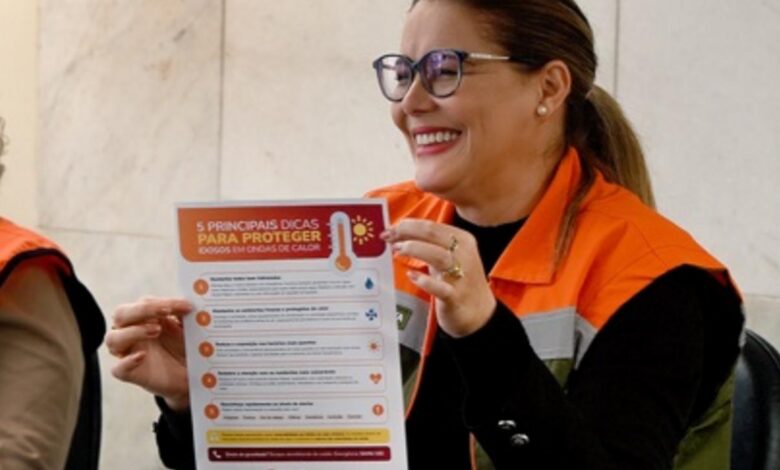 Secretária de Assistência Social apresenta folheto com instruções para calor intenso