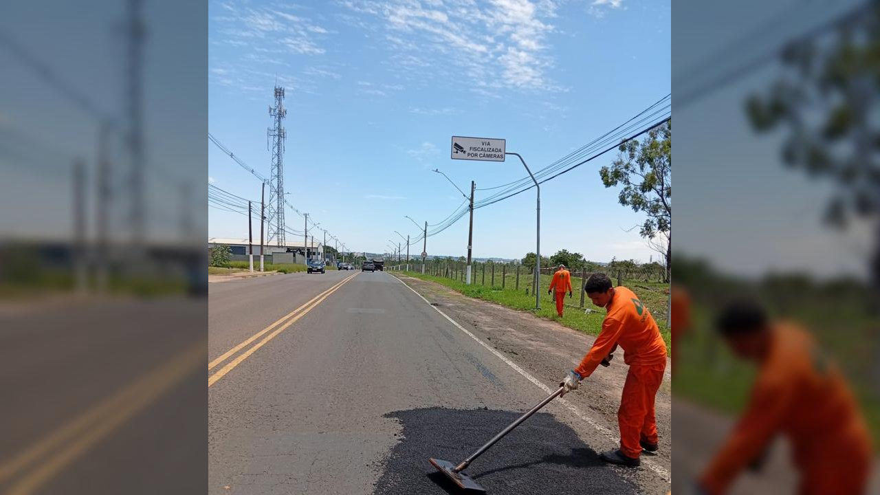 Av. Carlos Roberto Prataviera recebe etapa da Operação Tapa-Buraco