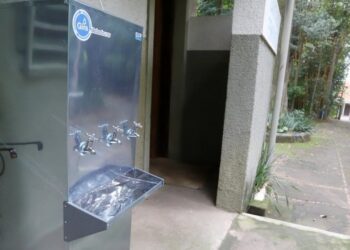 Bebedouros de água gelada instalados em parques públicos para frequentadores