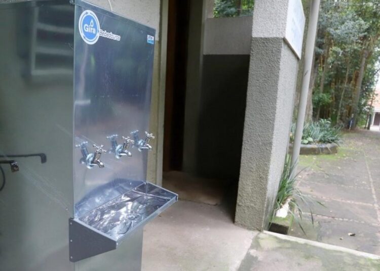 Bebedouros de água gelada instalados em parques públicos para frequentadores
