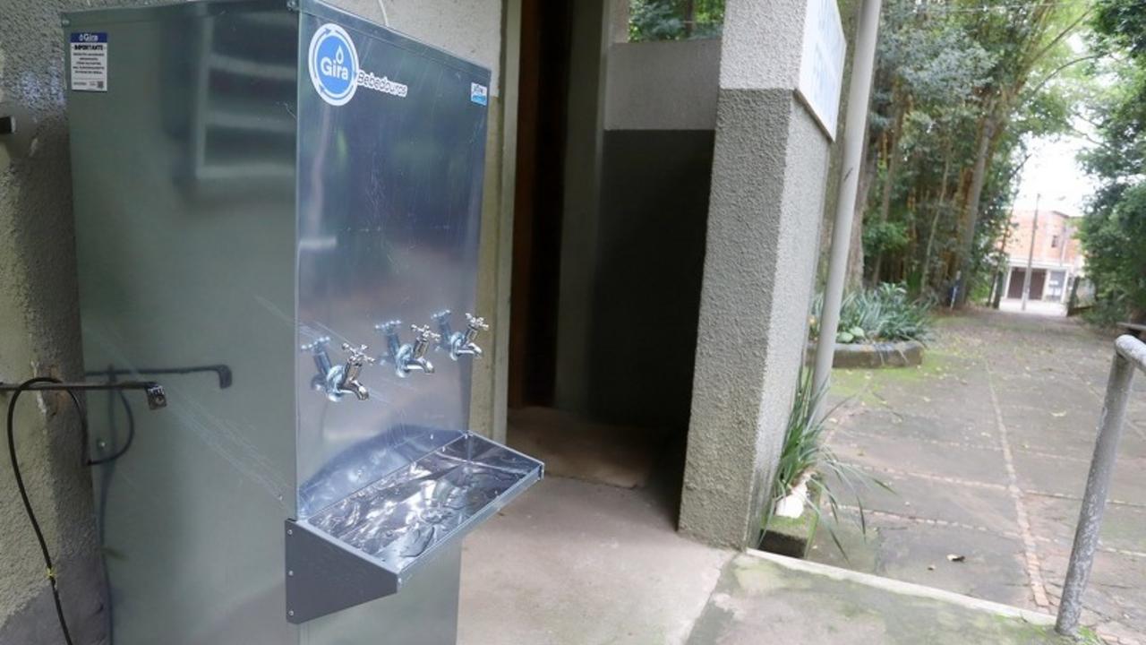 Bebedouros de água gelada instalados em parques públicos para frequentadores