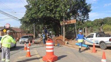 Agentes da Mobilidade Urbana sinalizam e orientam no local da obra
