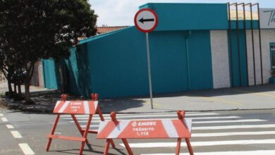 Agente da mobilidade orientando trânsito na av. Anchieta