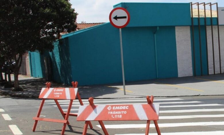 Agente da mobilidade orientando trânsito na av. Anchieta