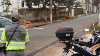 Motoristas atentos à sinalização em obra urbana