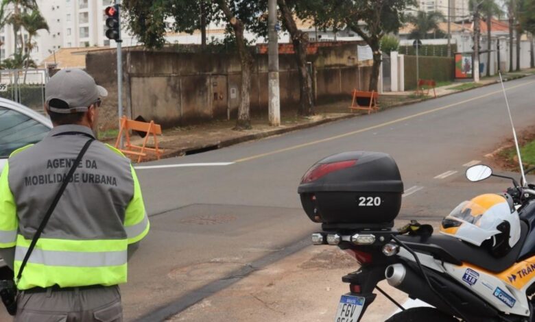 Motoristas atentos à sinalização em obra urbana