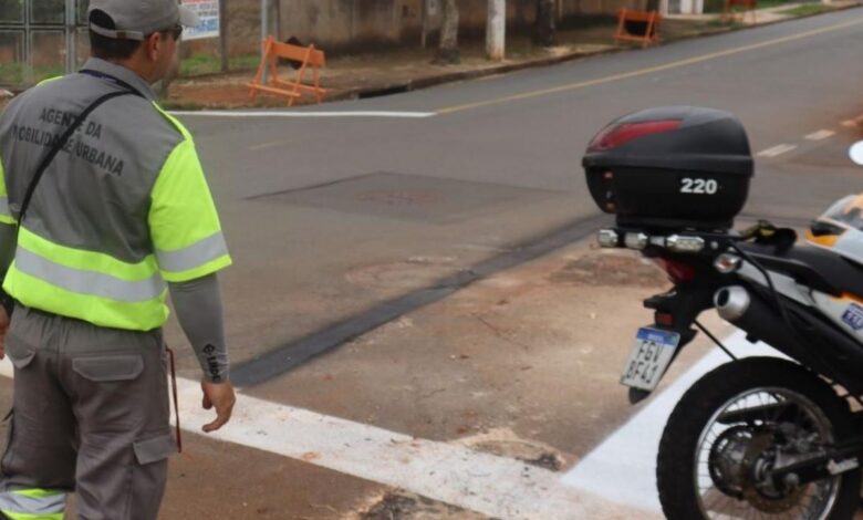 Agentes da Mobilidade Urbana sinalizando bloqueios viários e orientando condutores