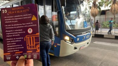 Campanha educativa sobre travessia segura no Terminal Central com distribuição de panfletos e orientações