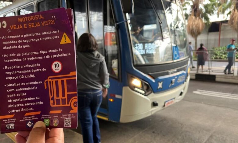 Campanha educativa sobre travessia segura no Terminal Central com distribuição de panfletos e orientações