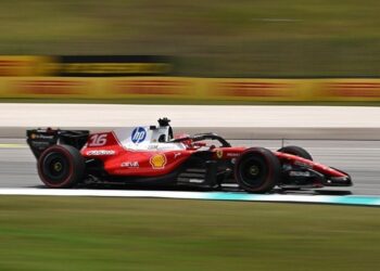Foto de Charles Leclerc no treino livre da F1 em Sepang