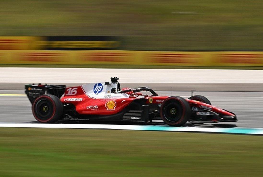 Foto de Charles Leclerc no treino livre da F1 em Sepang