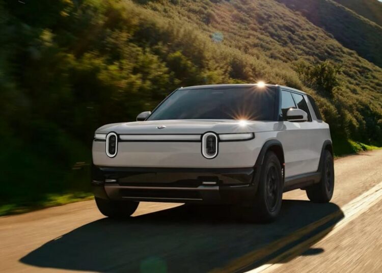 Rivian R2 em recall por falha na bateria