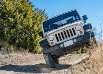 Veículo Jeep em uma paisagem de off-road