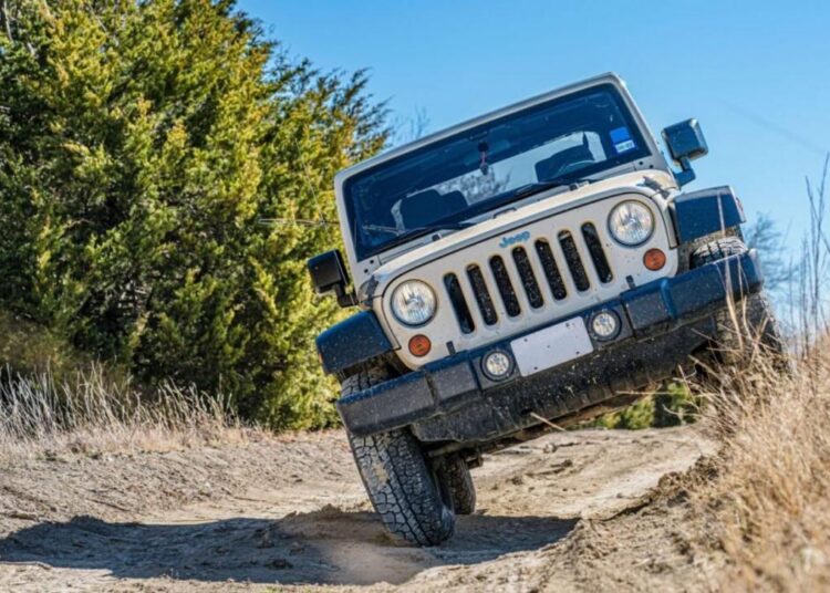 Veículo Jeep em uma paisagem de off-road