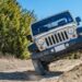 Veículo Jeep em uma paisagem de off-road