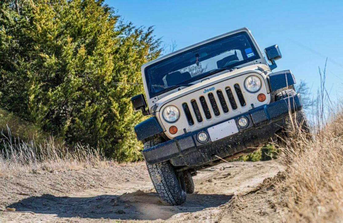 Veículo Jeep em uma paisagem de off-road