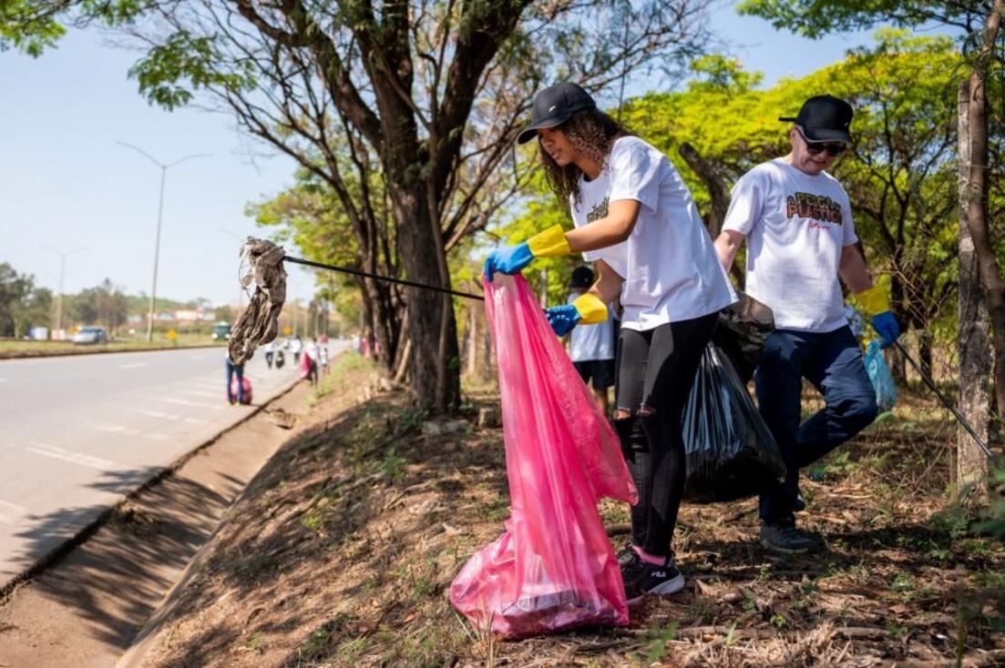 Voluntários participando do mutirão da FPT