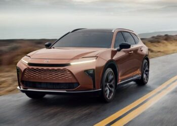 Toyota Crown Signia em uma apresentação comercial