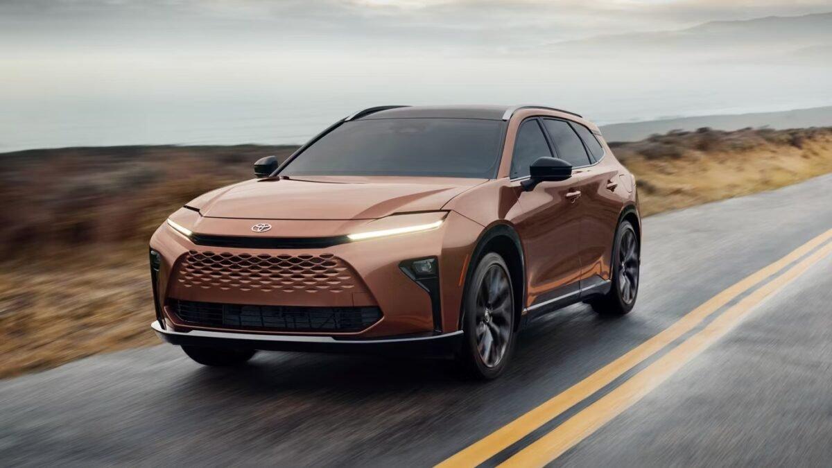 Toyota Crown Signia em uma apresentação comercial