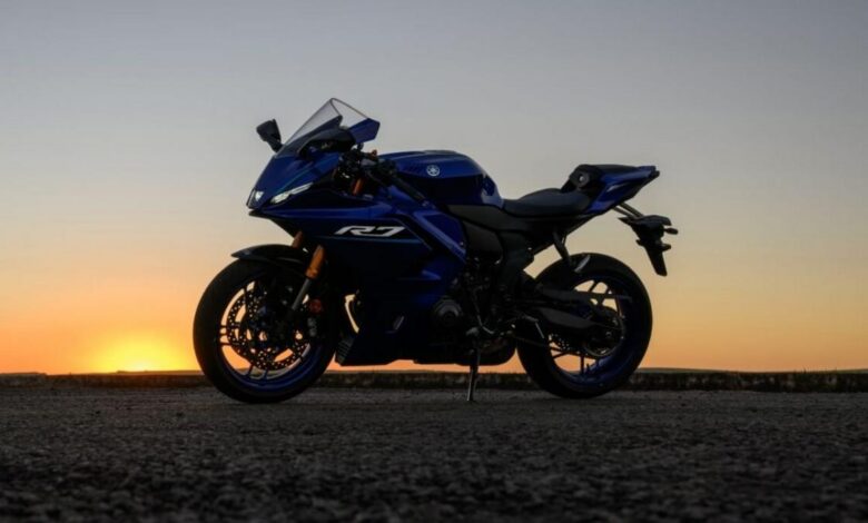 Yamaha R7 de 70 anos em destaque