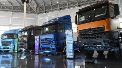 Caminhões Mercedes-Benz exibidos na Fenatran 2026