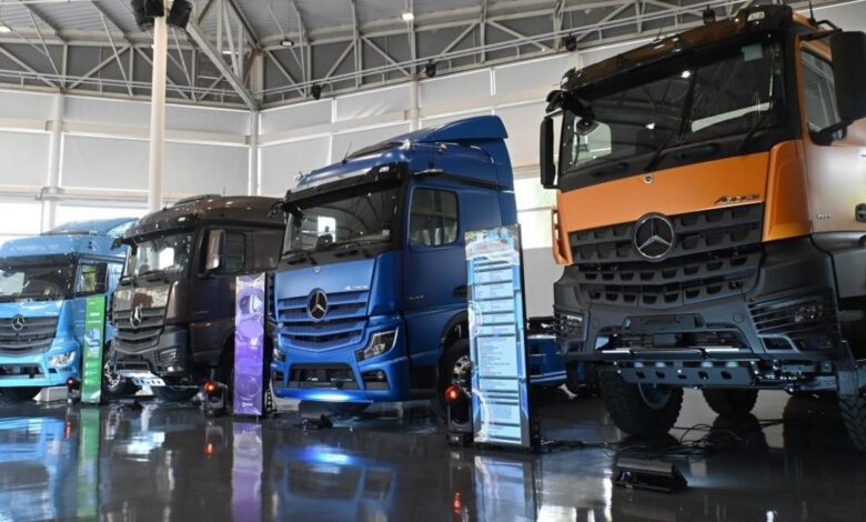 Caminhões Mercedes-Benz exibidos na Fenatran 2026