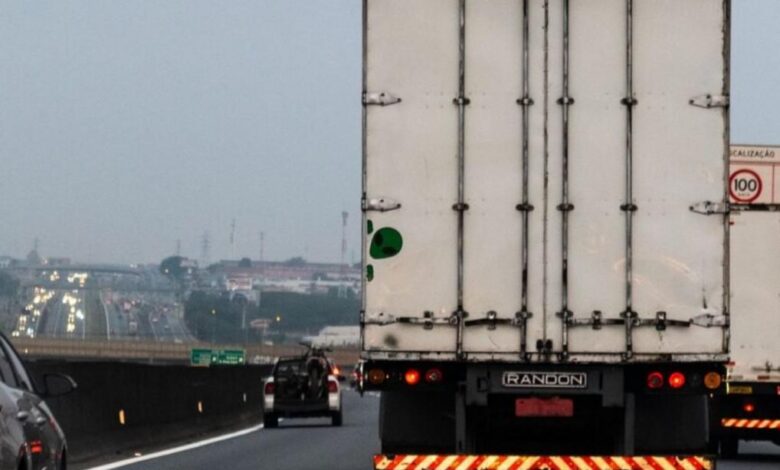 Imagem ilustrativa sobre o transporte de cargas e emissões