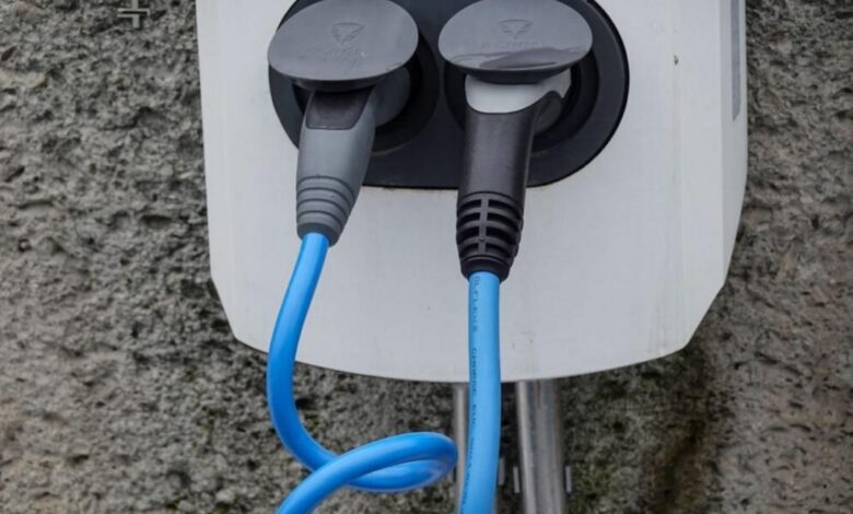 Carga de veículos elétricos em pontos de recarga