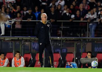 Jogadores do São Paulo em ação durante a partida.