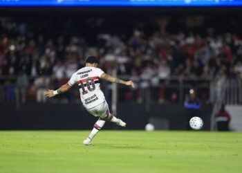 Jogador Luciano do São Paulo durante partida