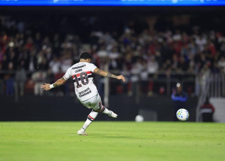 Jogador Luciano do São Paulo durante partida