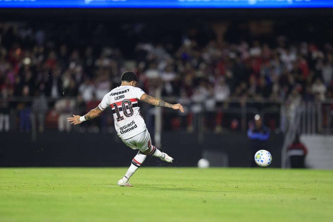 Jogador Luciano do São Paulo durante partida