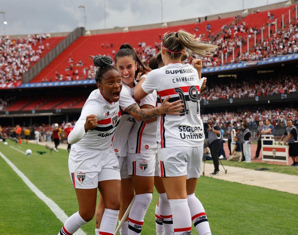 Jogadoras comemorando título do São Paulo